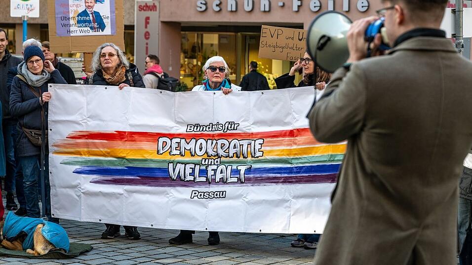 Demonstration des &laquo;Passauer B&uuml;ndnisses f&uuml;r Demokratie und Vielfalt&raquo; protestierten gegen EVP-Chef Weber und eine Zusammenarbeit der EVP mit der AfD im EU-Parlament.