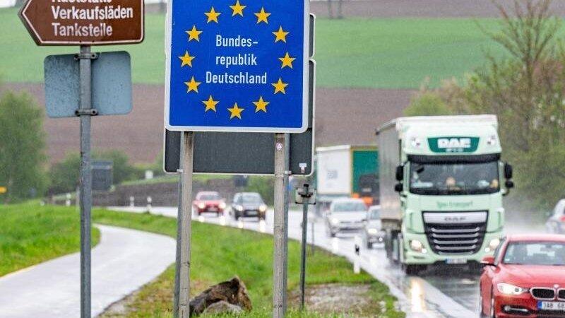 Ein Schild mit der Aufschrift 'Bundesrepublik Deutschland' steht an der deutsch-tschechischen Grenze. Ein Schild mit der Aufschrift 'Bundesrepublik Deutschland' steht an der deutsch-tschechischen Grenze.