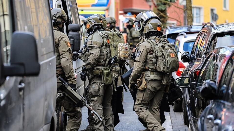 Schwerbewaffnete Sicherheitskräfte im Einsatz. Die Polizei hat einen Raubüberfall auf ein Werttransportunternehmen vereitelt. Schwerbewaffnete Sicherheitskräfte im Einsatz. Die Polizei hat einen Raubüberfall auf ein Werttransportunternehmen vereitelt.