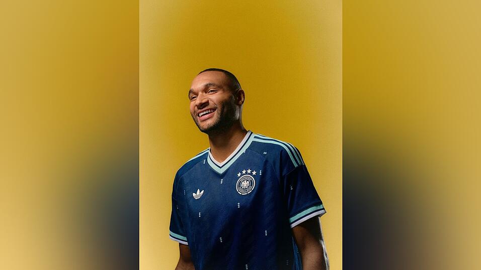 Jonathan Tah im neuen DFB-Auswärtstrikot. Jonathan Tah im neuen DFB-Auswärtstrikot.