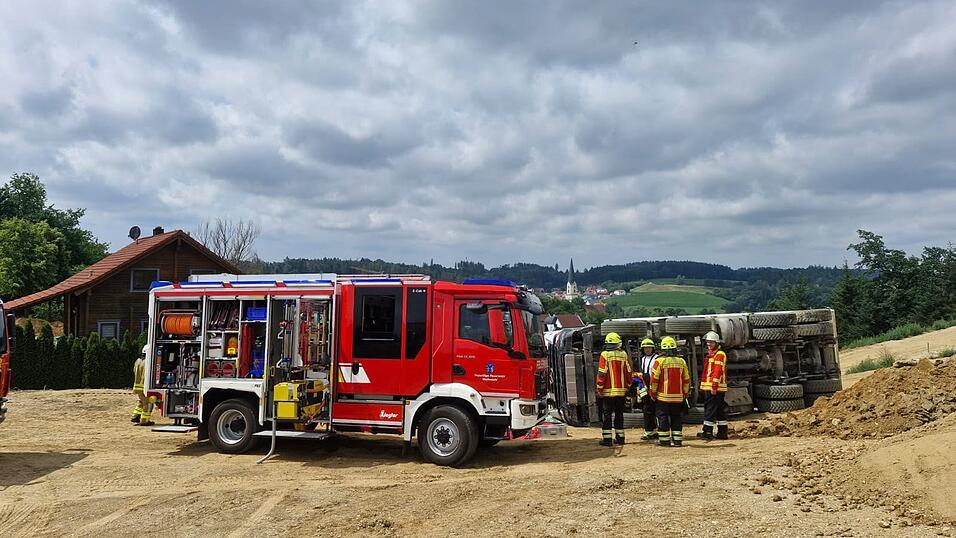 Gegen 11.30 wurde die Feuerwehrleute alarmiert. Gegen 11.30 wurde die Feuerwehrleute alarmiert.