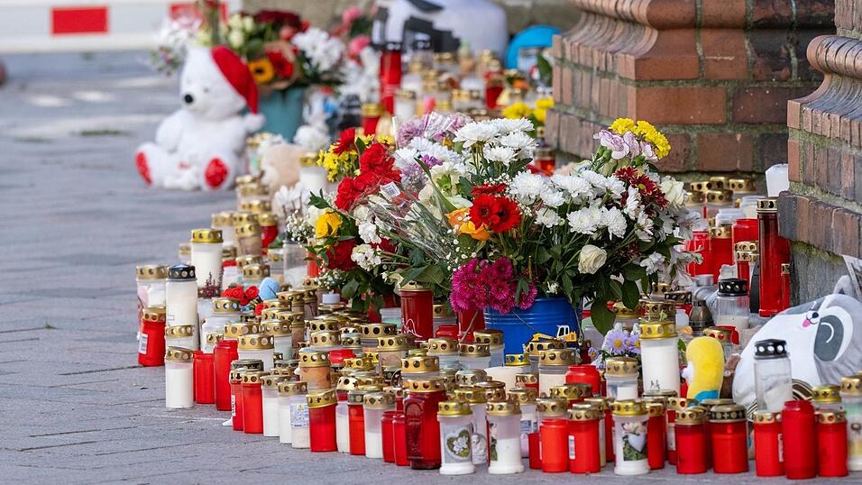 Auch Plüschtiere und handgeschriebene Zettel erinnern an Fabian, der mutmaßlich einem Gewaltverbrechen zum Opfer fiel.