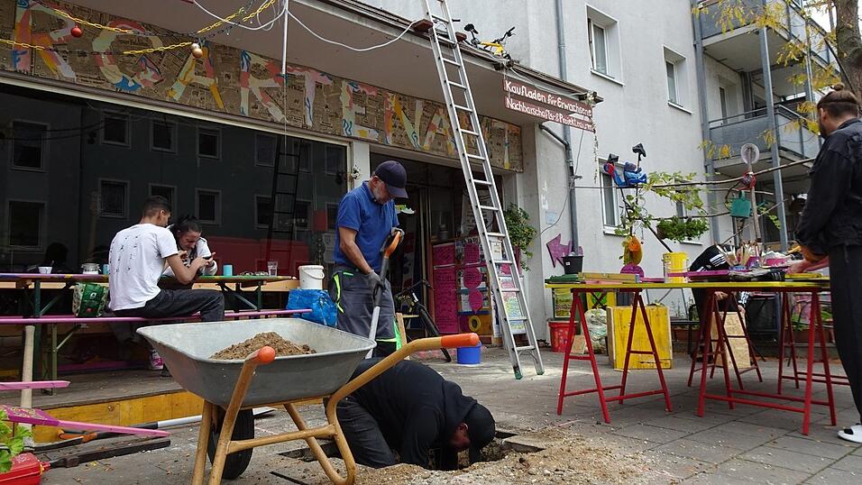 Bei den Vorarbeiten für die Fahrradsäule vor dem Kaufladen wurde kräftig mitangepackt. Bei den Vorarbeiten für die Fahrradsäule vor dem Kaufladen wurde kräftig mitangepackt.