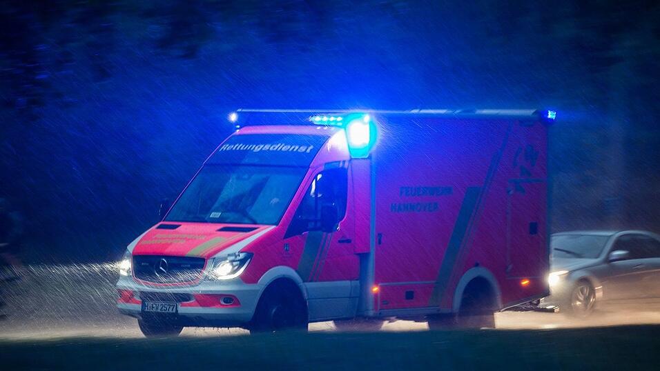 Ein Rettungsdienst brachte den 39-J&auml;hrigen in ein Krankenhaus. (Symbolbild)