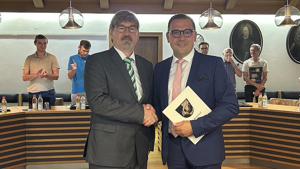 Nach der offiziellen Vereidigung begrüßte Bürgermeister Christoph Brunner (r.) den SPD-Marktrat Rainer Gratz im Gremium. Nach der offiziellen Vereidigung begrüßte Bürgermeister Christoph Brunner (r.) den SPD-Marktrat Rainer Gratz im Gremium.