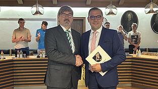 Nach der offiziellen Vereidigung begrüßte Bürgermeister Christoph Brunner (r.) den SPD-Marktrat Rainer Gratz im Gremium. Nach der offiziellen Vereidigung begrüßte Bürgermeister Christoph Brunner (r.) den SPD-Marktrat Rainer Gratz im Gremium.
