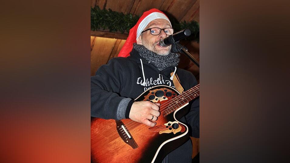 Der idyllische Christkindlmarkt in der Freyung in Landshut zählt zu den schönsten Christkindlmärkten Bayerns. Bei eisigen Temperaturen ist dort insbesondere die Glühwein-Alm natürlich heiß begehrt. Der idyllische Christkindlmarkt in der Freyung in Landshut zählt zu den schönsten Christkindlmärkten Bayerns. Bei eisigen Temperaturen ist dort insbesondere die Glühwein-Alm natürlich heiß begehrt.