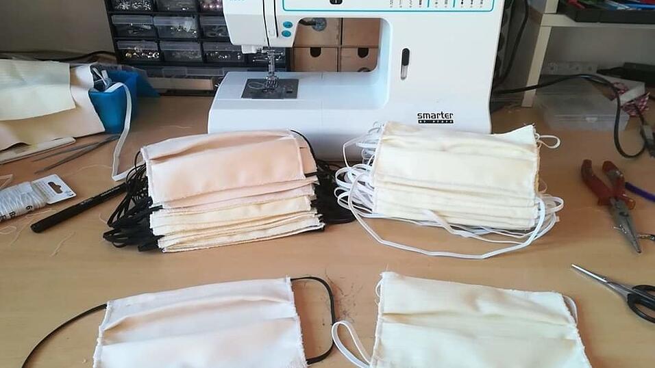 Viele freiwillige Helfer haben Masken genäht. Viele freiwillige Helfer haben Masken genäht.