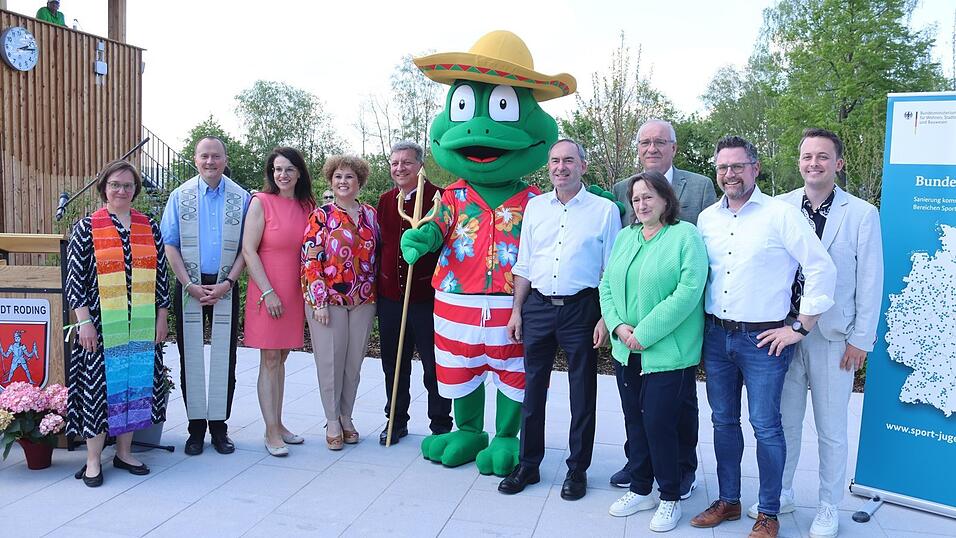 Die Sanierung ist erfolgreich beendet. Dar&uuml;ber freuen sich (von links) die Seelsorger Ruth Endes und Matthias Kienberger, Bundestagsabgeordnete Martina Englhardt-Kopf, B&uuml;rgermeisterin Alexandra Riedl, Bauminister Christian Bernreiter, Badefrosch Lino, stellvertretender Ministerpr&auml;sident Hubert Aiwanger, die ehemalige Bundestagsabgeordnete Marianne Schieder, Landrat Franz L&ouml;ffler und die Landtagsabgeordneten Gerhard Hopp und Julian Preidl.