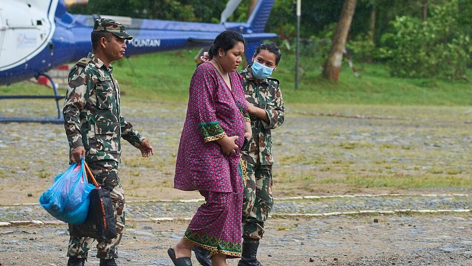 Eine schwangere Frau sollte mit dem Hubschrauber nach Kathmandu geflogen werden.