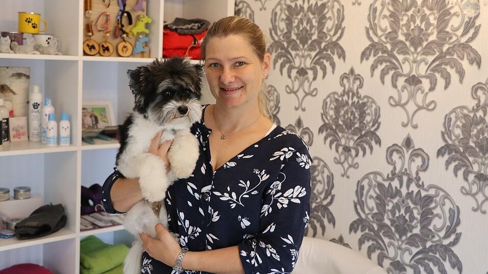 Der Umgang mit Hunden ist für Peggy Haberl eine Berufung: „Es ist keine Arbeit, mit der man reich wird, aber eine, die mich glücklich macht“, sagt die 42-Jährige über ihren Salon in Chamerau.