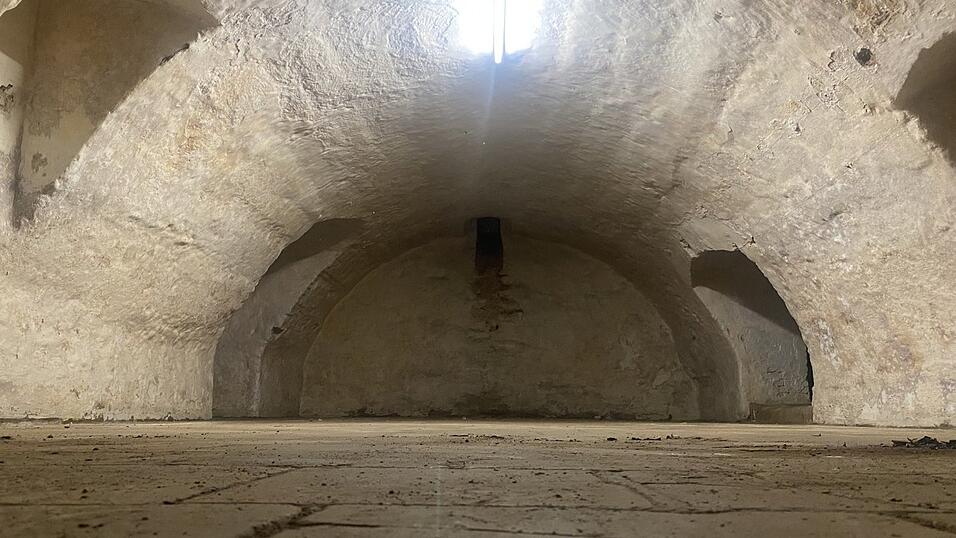 Der Keller des G&auml;ubodenhofs wird heute nicht l&auml;nger genutzt. Stattdessen unterh&auml;lt das Hotel einen Lagerraum, der sich ein Stockwerk &uuml;ber dem Keller befindet.