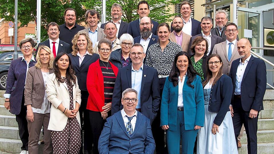 Die Mitglieder des neuen Mainburger Stadtrats um die neue Rathaus-Chefin Karoline Fritz-Ertlmaier (vorne, 2. v. r.) kurz vor Beginn der konstituierenden Sitzung. Die Mitglieder des neuen Mainburger Stadtrats um die neue Rathaus-Chefin Karoline Fritz-Ertlmaier (vorne, 2. v. r.) kurz vor Beginn der konstituierenden Sitzung.