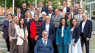 Die Mitglieder des neuen Mainburger Stadtrats um die neue Rathaus-Chefin Karoline Fritz-Ertlmaier (vorne, 2. v. r.) kurz vor Beginn der konstituierenden Sitzung.