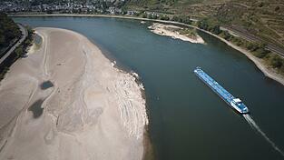 Die niedrigen Wasserst&auml;nde am Rhein behindern den Transport von &Ouml;l und Sprit - das treibt die Preise. (Archivbild)