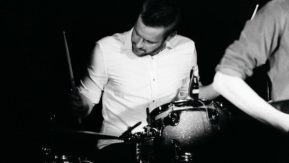 Michael Hermes, Neu&ouml;tting, Schlagzeug - Wie hast du dein Instrument gelernt? Mit 13 bekam ich ein Schlagzeug und Unterricht. Von da ab habe ich mir beinahe alles selbst beigebracht. Jetzt nehme ich wieder Unterricht, um mich selbst zu verbessern. Musikmachen mit 'Compas' bedeutet f&uuml;r dich? Drei Jungs gefunden zu haben, die mich nehmen wie ich bin, und auch das tun, was ich gut kann. H&ouml;rst du privat Platten, CDs oder MP3? MP3. F&uuml;r alles andere fehlt mir die Zeit. Welche Konzerterinnerung verursacht noch jetzt G&auml;nsehaut bei dir? Der Gig im Silo1. Schon gef&uuml;hlte hundert Mal war ich dort und habe andere Bands gesehen. Dann das erste Mal selbst auf der B&uuml;hne zu stehen, war ein Wahnsinnserlebnis. Was macht f&uuml;r dich Martin aus? Die Verwirrung.