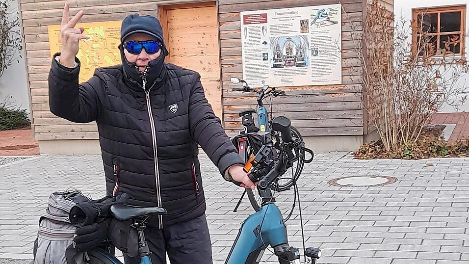 'Geschafft!': Hans-Josef Ersfeld knackt bei Frauensattling nahe Vilsbiburg am 18. Dezember 2024 seine persönliche Bestleistung von 10 000 Radfahrkilometern in einem Jahr.