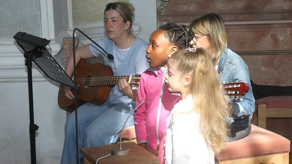 Die Kindergartenkinder trugen ihre erlernte Lieder bei der Andacht vor