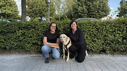Simone Haake (links) bietet in ihrer Hundeschule Fellpiraten viele verschiedene Trainings an. Von Einzelstunden bis zu Hausbesuchen hat sie alles abgedeckt. Ihre Kollegin Michaela Schl&uuml;&szlig;lbrunner (rechts) &uuml;bernimmt das Mantrailing bei den Fellpiraten.