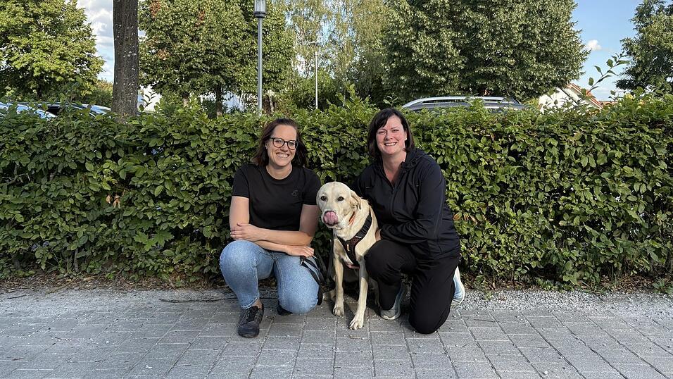 Simone Haake (links) bietet in ihrer Hundeschule Fellpiraten viele verschiedene Trainings an. Von Einzelstunden bis zu Hausbesuchen hat sie alles abgedeckt. Ihre Kollegin Michaela Schlüßlbrunner (rechts) übernimmt das Mantrailing bei den Fellpiraten. Simone Haake (links) bietet in ihrer Hundeschule Fellpiraten viele verschiedene Trainings an. Von Einzelstunden bis zu Hausbesuchen hat sie alles abgedeckt. Ihre Kollegin Michaela Schlüßlbrunner (rechts) übernimmt das Mantrailing bei den Fellpiraten.