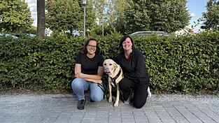 Simone Haake (links) bietet in ihrer Hundeschule Fellpiraten viele verschiedene Trainings an. Von Einzelstunden bis zu Hausbesuchen hat sie alles abgedeckt. Ihre Kollegin Michaela Schlüßlbrunner (rechts) übernimmt das Mantrailing bei den Fellpiraten. Simone Haake (links) bietet in ihrer Hundeschule Fellpiraten viele verschiedene Trainings an. Von Einzelstunden bis zu Hausbesuchen hat sie alles abgedeckt. Ihre Kollegin Michaela Schlüßlbrunner (rechts) übernimmt das Mantrailing bei den Fellpiraten.