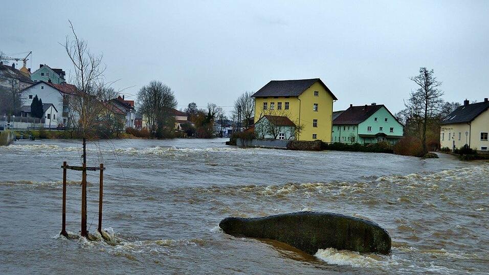Auch der Regen bei Cham steigt &uuml;ber die Ufer.
