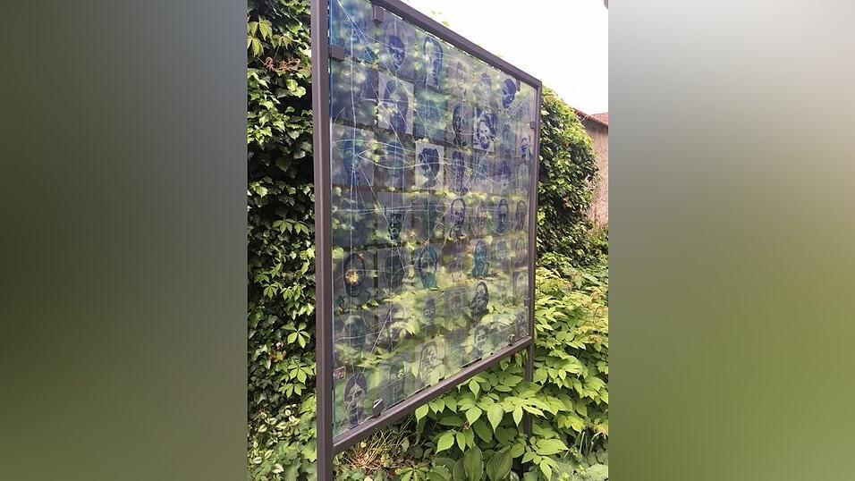 An der T4-Gedenkstätte am Bezirksklinikum Regensburg wurden mehrere Bildelemente beschädigt und zerkratzt. Sie zeigen Menschen, die im Nationalsozialismus in den Jahren 1940 und 1941 Opfer der sogenannten T4-Krankenmorde wurden. An der T4-Gedenkstätte am Bezirksklinikum Regensburg wurden mehrere Bildelemente beschädigt und zerkratzt. Sie zeigen Menschen, die im Nationalsozialismus in den Jahren 1940 und 1941 Opfer der sogenannten T4-Krankenmorde wurden.