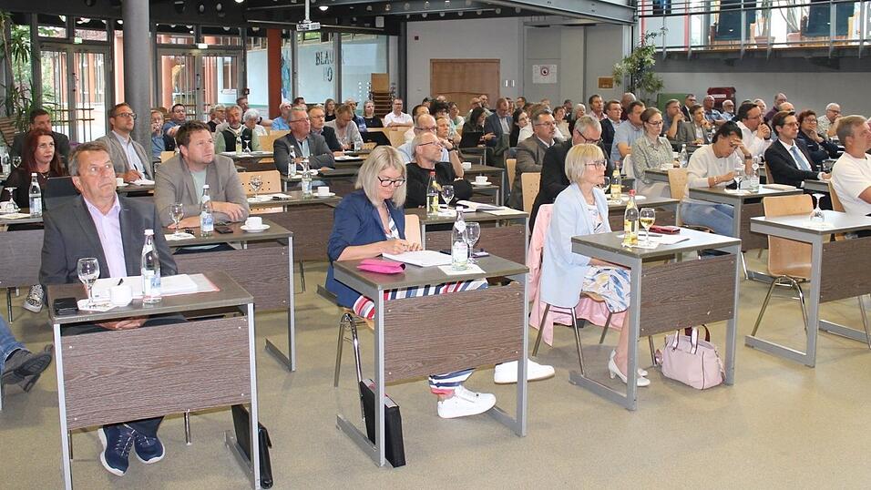 In einer Sondersitzung beschäftigte sich der neue Kreistag mit der klinischen Gesundheitsversorgung im Landkreis. In einer Sondersitzung beschäftigte sich der neue Kreistag mit der klinischen Gesundheitsversorgung im Landkreis.