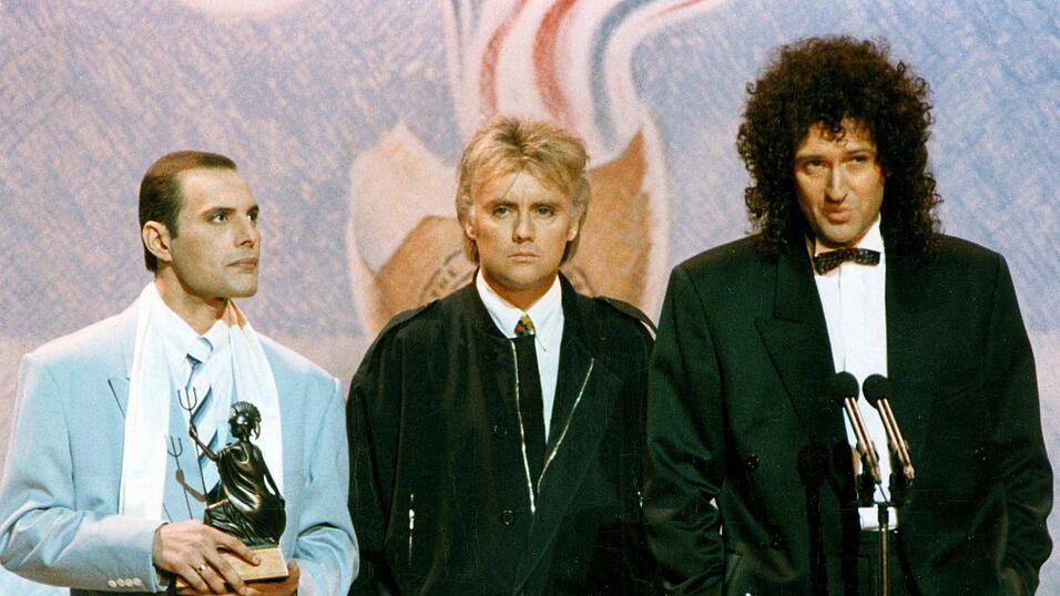 Februar 1990: Drei Mitglieder der britischen Rockgruppe Queen, (l-r) Freddie Mercury, Roger Taylor und Brian May bei den BRIT-Awards.