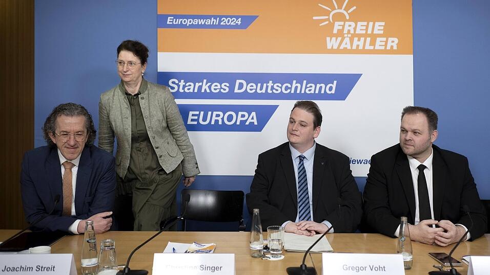 Die drei Europaabgeordneten der Freien Wähler (Engin Eroglu aus Hessen, r., Christine Singer aus Bayern, und Joachim Streit aus Rheinland-Pfalz, l., im vergangenen Jahr bei der Vorstellung des Europawahlpgrogramms der Freien Wähler mit Generalsekretär Gregor Voht, 2.v.r.) haben im EU-Parlament den von Rechten und Linken eingebrachten Misstrauensantrag gegen Kommissionspräsidentin Ursula von der Leyen (CDU) unterstützt. Die drei Europaabgeordneten der Freien Wähler (Engin Eroglu aus Hessen, r., Christine Singer aus Bayern, und Joachim Streit aus Rheinland-Pfalz, l., im vergangenen Jahr bei der Vorstellung des Europawahlpgrogramms der Freien Wähler mit Generalsekretär Gregor Voht, 2.v.r.) haben im EU-Parlament den von Rechten und Linken eingebrachten Misstrauensantrag gegen Kommissionspräsidentin Ursula von der Leyen (CDU) unterstützt.