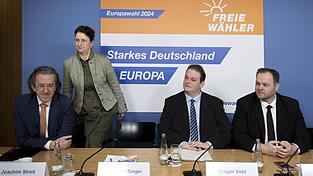 Die drei Europaabgeordneten der Freien Wähler (Engin Eroglu aus Hessen, r., Christine Singer aus Bayern, und Joachim Streit aus Rheinland-Pfalz, l., im vergangenen Jahr bei der Vorstellung des Europawahlpgrogramms der Freien Wähler mit Generalsekretär Gregor Voht, 2.v.r.) haben im EU-Parlament den von Rechten und Linken eingebrachten Misstrauensantrag gegen Kommissionspräsidentin Ursula von der Leyen (CDU) unterstützt.