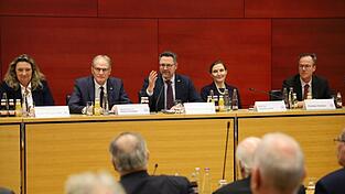 MdL Dr. Gerhard Hopp (Mitte) gemeinsam mit (von links) MdL Kerstin Schreyer, Brigadegeneral a.D. Helmut Dotzler, Prof. Dr. Gerlinde Groitl und Christian Forstner bei der Münchner Sicherheitskonferenz. MdL Dr. Gerhard Hopp (Mitte) gemeinsam mit (von links) MdL Kerstin Schreyer, Brigadegeneral a.D. Helmut Dotzler, Prof. Dr. Gerlinde Groitl und Christian Forstner bei der Münchner Sicherheitskonferenz.