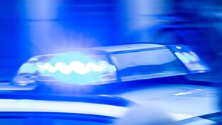 Die Polizei geht von einem hohen Sachschaden durch den umgest&uuml;rzten Kran aus. (Symbolbild)