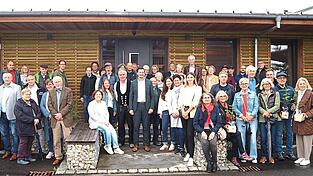 Die gesamte Delegation vor den Büro- und Sozialräumen von Holzbau Penzkofer. Die gesamte Delegation vor den Büro- und Sozialräumen von Holzbau Penzkofer.