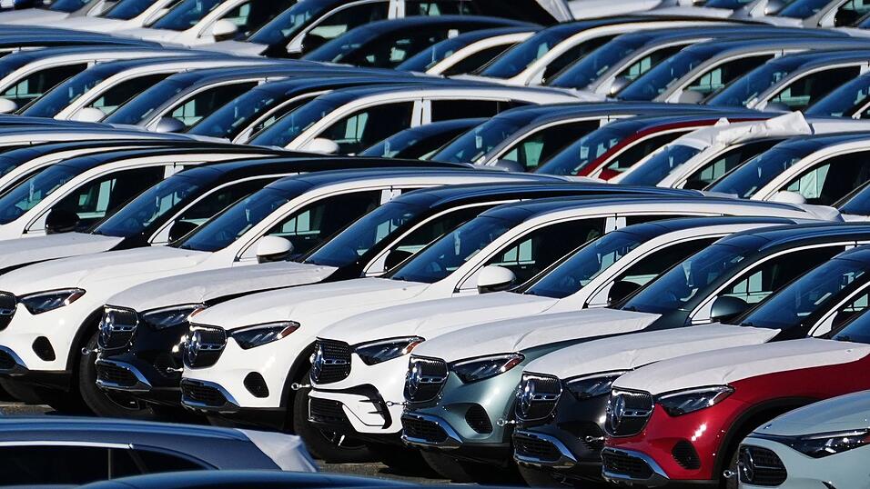 Mit hohen Kosten und einem schlechten China-Geschäft begründet der Autohersteller die Prognose. (Symbolbild) Mit hohen Kosten und einem schlechten China-Geschäft begründet der Autohersteller die Prognose. (Symbolbild)