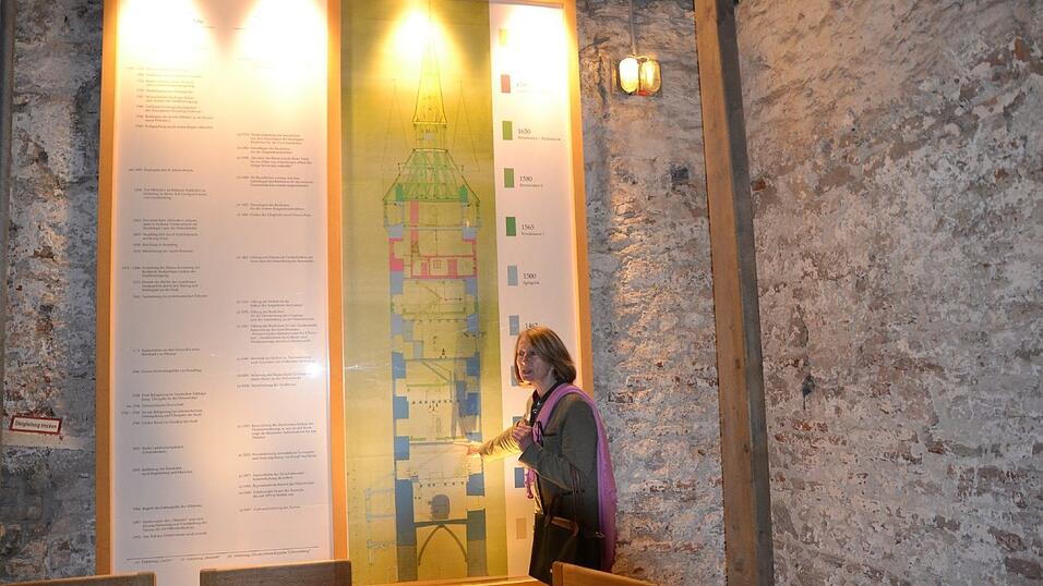 Der Stadtturm ist in mehrere Ebenen unterteilt. Von der Uhr, dem Glockenspiel bis hin zur Türmerwohnung können die Besucher durch das Treppenhaus wandern.