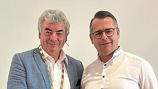 Bürgermeister Ludwig Greimel (links) gratuliert dem neu gewählten zweiten Bürgermeister Marcel Zviedris.