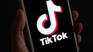 Die Plattform Tiktok hat in Deutschland viele junge Nutzerinnen und Nutzer. (Symbolbild) Die Plattform Tiktok hat in Deutschland viele junge Nutzerinnen und Nutzer. (Symbolbild)