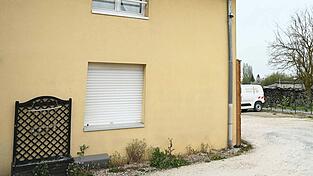 Polizeibeamte haben in einem Lieferwagen einen neunjährigen Jungen entdeckt, der dort über ein Jahr gefangen gehalten worden sein soll. Polizeibeamte haben in einem Lieferwagen einen neunjährigen Jungen entdeckt, der dort über ein Jahr gefangen gehalten worden sein soll.