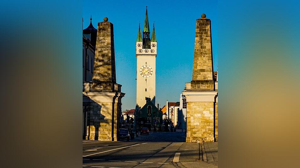 Der Straubinger Stadtturm sonnt sich in der Frühlingssonne.