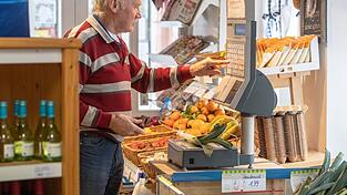 Jede Woche steigen die Lebensmittelpreise, die Dorfl&auml;den von Gro&szlig;h&auml;ndlern beziehen um rund f&uuml;nf Cent. Der H&ouml;chststand sei noch lange nicht erreicht, f&uuml;rchtet ein Ladenbesitzer.