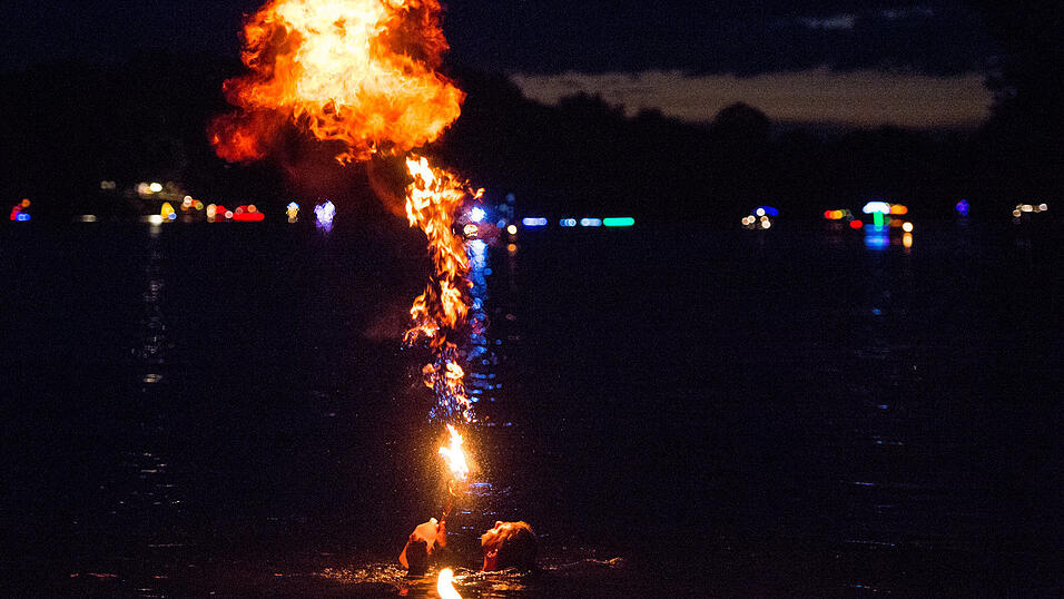 Alle Bilder dazu finden Sie hier.Foto: Mathias AdamDie Lampionfahrt verwandelte die Donau in ein Lichtermehr.