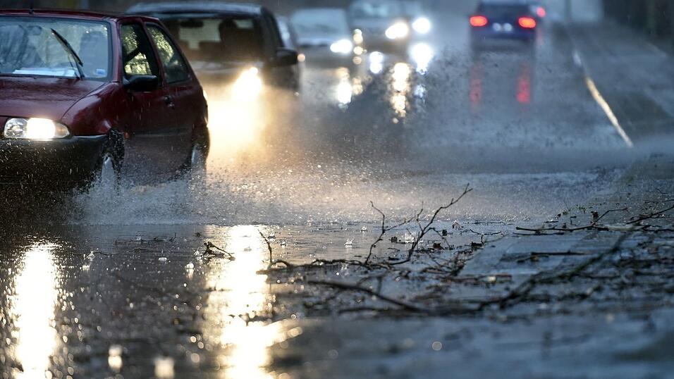 Wenn das Wasser nicht abfließen kann, kommt es auf der Straße zu Aquaplaning.
