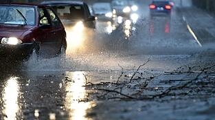 Wenn das Wasser nicht abfließen kann, kommt es auf der Straße zu Aquaplaning.