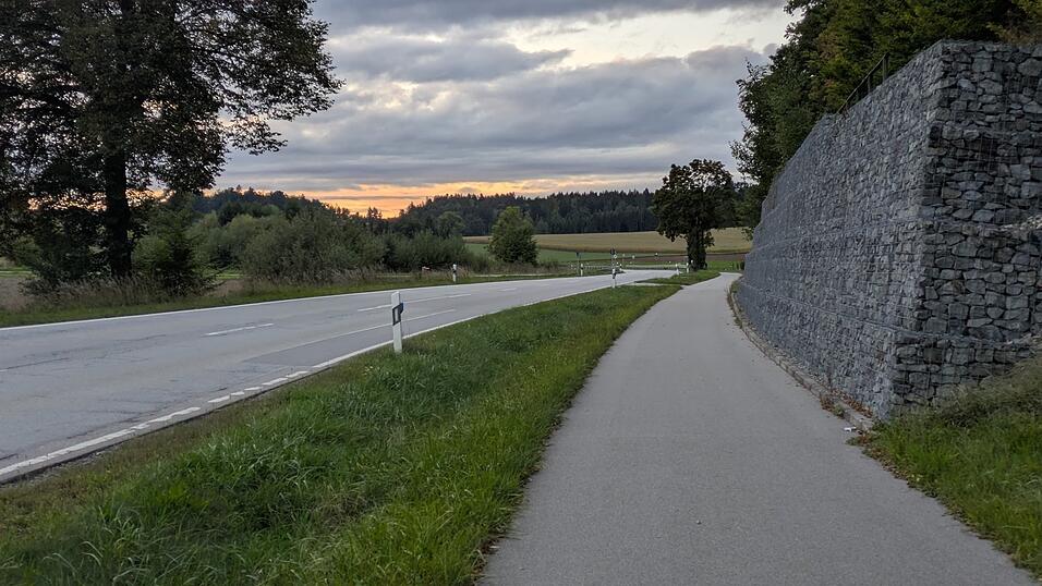 Vor über einem Jahrzehnt wurde der Radweg zwischen Welchenberg und Pfelling gebaut, ein gemeinsames Projekt zwischen der Gemeinde Niederwinkling und der Stadt Bogen. Noch immer ist eine Forderung offen. Ist sie verjährt und in welcher Höhe soll sie bezahlt werden? - Das ist momentan Streitthema zwischen den Kommunen.