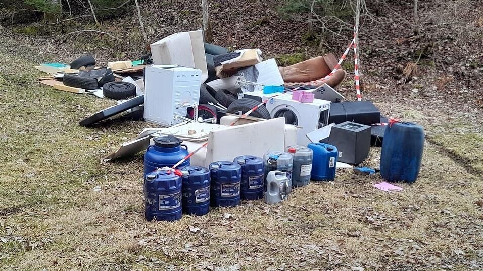 Der riesige Müllberg wurde in einem Wald abgeladen Der riesige Müllberg wurde in einem Wald abgeladen