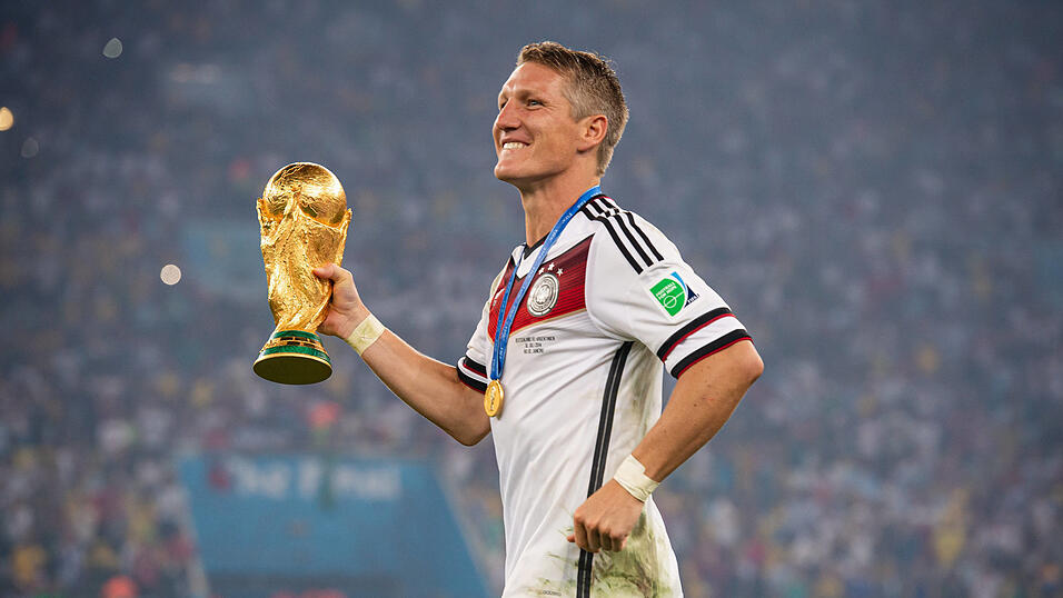 2014 jubelt Bastian Schweinsteiger in Rio de Janeiro mit dem WM-Pokal, zw&ouml;lf Jahre sp&auml;ter ist der heute 41-J&auml;hrige als TV-Experte im Einsatz.