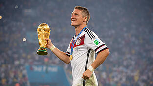 2014 jubelt Bastian Schweinsteiger in Rio de Janeiro mit dem WM-Pokal, zw&ouml;lf Jahre sp&auml;ter ist der heute 41-J&auml;hrige als TV-Experte im Einsatz.