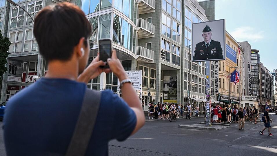 Der Checkpoint Charlie als Erinnerungs- und Bildungsort soll weiterentwickelt werden. (Archivbild) Der Checkpoint Charlie als Erinnerungs- und Bildungsort soll weiterentwickelt werden. (Archivbild)