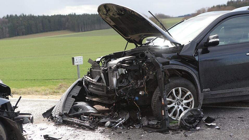 Der Unfall hatte die Stra&szlig;e in ein Tr&uuml;mmerfeld verwandelt. Ein 34-j&auml;hriger Autofahrer musste mit schwersten Verletzungen ins Krankenhaus geflogen werden.